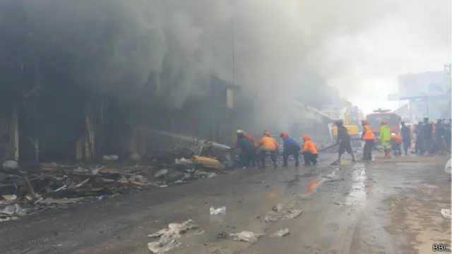 Kobaran api masih terlihat di Pasar Klewer sampai Minggu (28/12) siang.