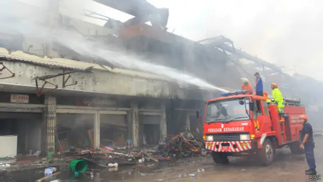 Armada pemadam kebakaran didatangkan dari Solo dan sejumlah daerah sekitar.