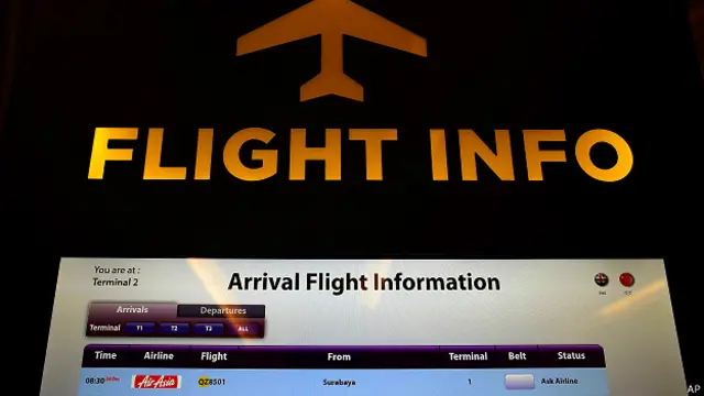 Табло в аэропорту Сингапура с информацией о рейсе AirAsia QZ8501