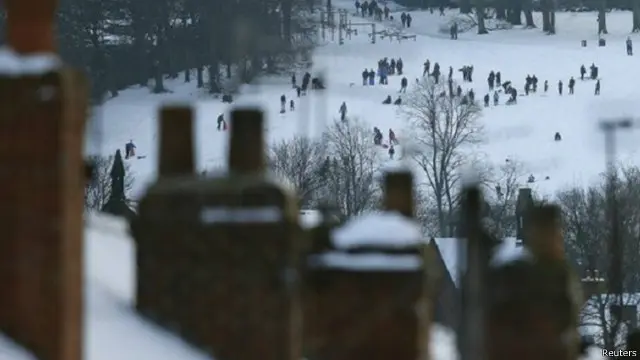 قد يكون هناك فرصة للمرح في هذه الظروف الصعبة مثل ممارسة التزلج أو اللعب بالثلوج