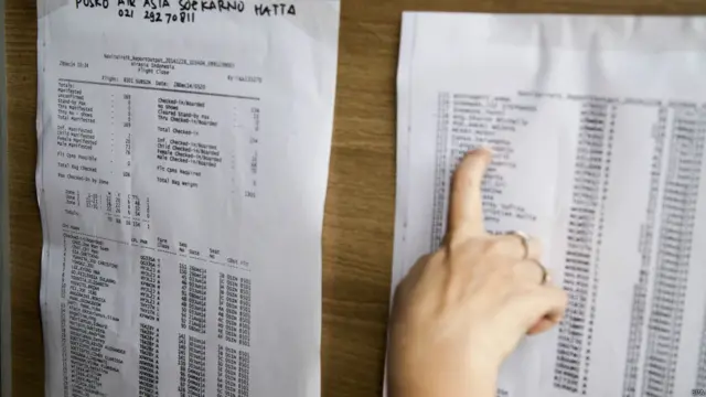 انڈونیشیا کی مشرقی ریاست جاوا میں سورابایا کے جواندا ہوائی اڈے پر لاپتہ طیارے کے مسافروں کے ناموں کی فہرست آویزاں کی گئی ہے۔