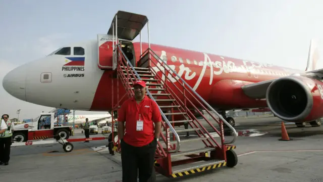 ایئر ایشیا براعظم کی سب سے بڑی بجٹ فضائی کمپنیوں میں سے ایک ہے جس کے سربراہ ٹونی فرنینڈس ہیں اور اس کی ذیلی کمپنیاں فلپائن، انڈونیشیا، تھائی لینڈ، انڈیا اور سنگاپور میں ہیں۔ کمپنی کا مرکز ملائشیا کے دارالحکومت کوالالمپور میں ہے جہاں کا فضائی اڈا اس کی سرگرمیوں کا سب سے بڑا مرکز ہے۔