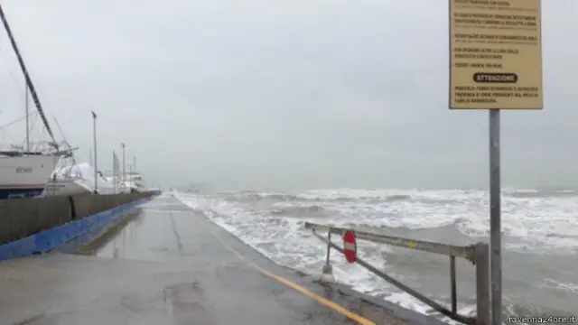 Türk bandıralı yük gemisi Ravenna limanı açıklarında başka bir gemiyle çarpıştı.