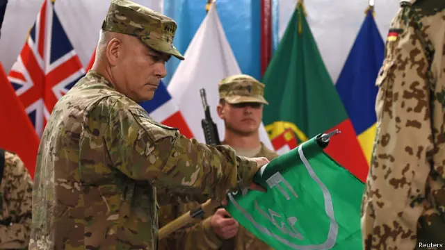 ژنرال جان کمپ‌بیل امروز رسما مسئولیت جنگی نیروهای ایساف را به نیروهای افغان واگذار کرد 