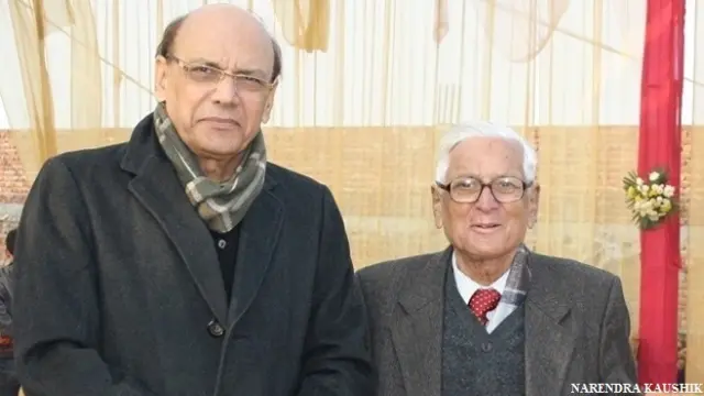 दिल्ली अल्पसंख्यक आयोग के सफदर खान (बाएं)