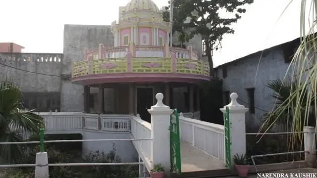 श्री गंगा भवन में सती मंदिर, खुर्ज़ा