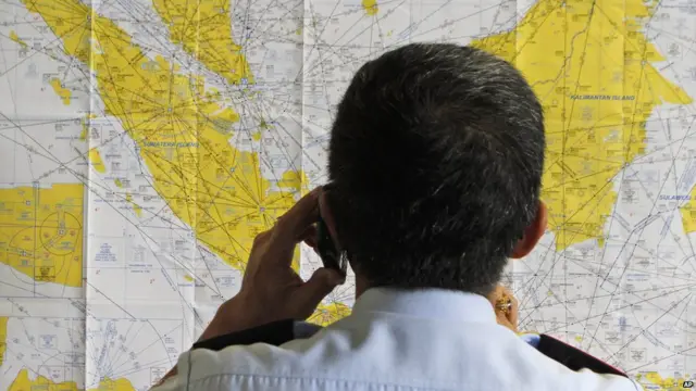 泗水机场一名官员在查阅航图（28/12/2014）