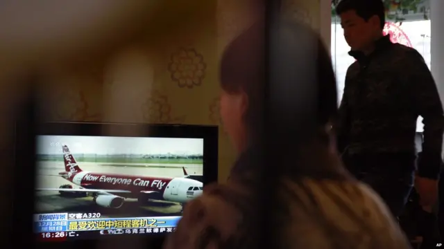 北京MH370家属收看中国中央电视台对QZ8501失联的报道（28/12/2014）