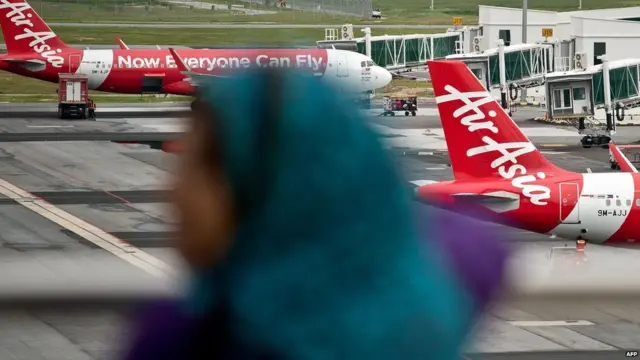 马来西亚吉隆坡国际机场二号航站楼的亚航客机（28/12/2014）