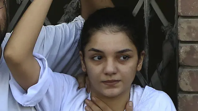 الناشطة سناء سيف من بين النشطاء الذين خففت الاحكام الصادرة بحقهم