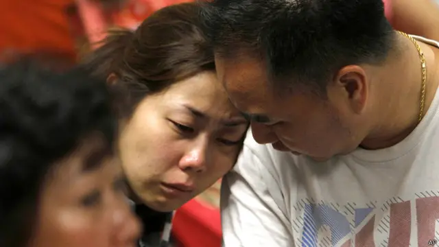 लापता विमान के यात्रियों के परिजन