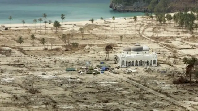 لم يكن للمنازل في مقاطعة باندا أتشيه وسائل حماية ضد الأمواج