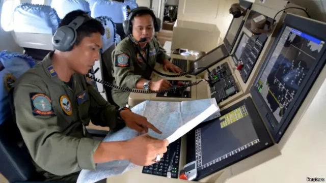 TNI Angkatan Laut dan Udara turut membantu pencarian pesawat AirAsia QZ8501 yang hilang kontak dan diperkirakan hilang di perairan antara Kalimantan dan Belitung.