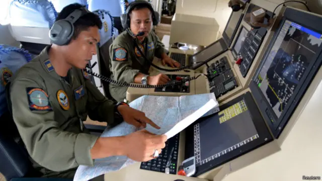 انڈونیشیا کے حکام کا کہنا ہے کہ سنگاپور جاتے ہوئے لاپتہ ہونے والے طیارے کے پائلٹ نے ایئر ٹریفک کنٹرول سے اپنی آخری بات چیت میں جہاز کو مزید بلندی پر لے جانے کی اجازت مانگی تھی