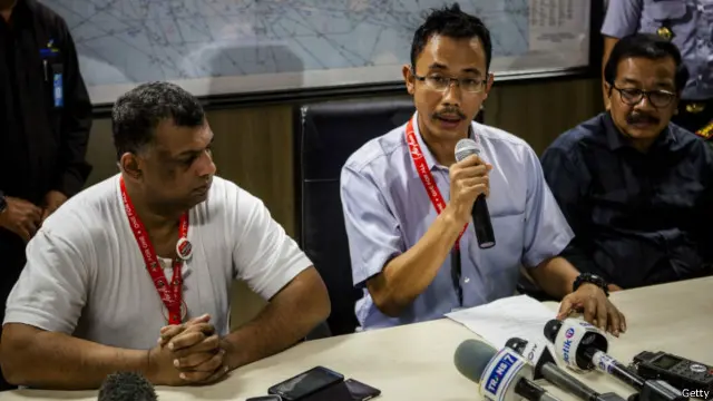 Presiden Direktur PT AirAsia Indonesia, Sunu Widiatmoko (kanan), yang didampingi CEO AirAsia, Tony Fernandes, menggelar jumpa pers. 