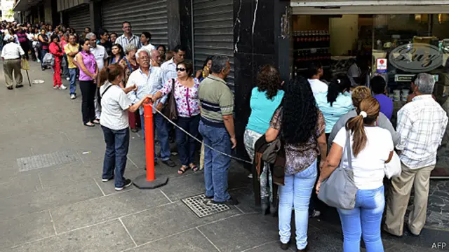 صف مشتریان برای خرید از یک فروشگاه در کاراکاس