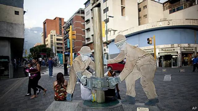 مجسمهای در یکی از خیابانهای کاراکاس؛ کاهش قیمت جهانی نفت شرایط را برای اقتصاد ونزوئلا سخت تر خواهد کرد