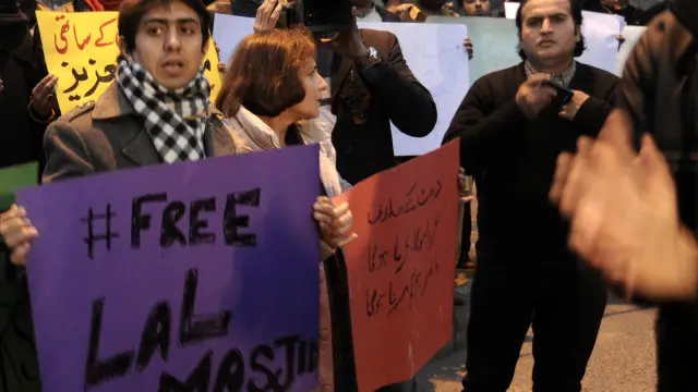 گذشتہ کچھ عرصے میں یہ پہلی مرتبہ ہوا ہے جب مولانا عبدالعزیز کے ورانٹ جاری ہوئے ہیں