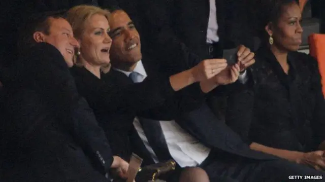 اوباما کی نارویجن وزیراعظم کے ساتھ سیلفی اور اس پر ایک جانب بیٹھیں مشل اوباما جنہیں بعد میں دونوں کے درمیان میں بیھے دکھایا گیا