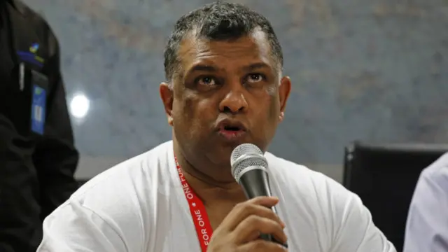 Tony Fernandes dalam jumpa pers pada hari pertama AirAsia QZ8501 hilang kontak
