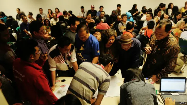 Thân nhân các hành khách tại trung tâm xử lý khủng hoảng ở Surabaya