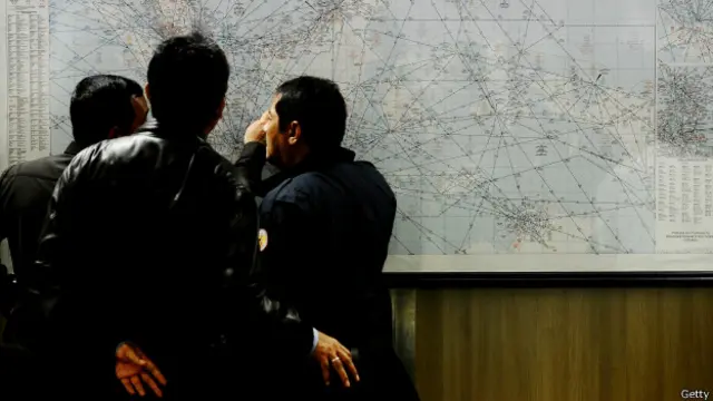 Мужчины у карты