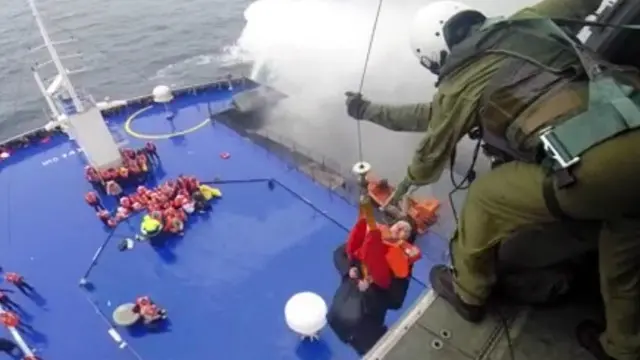 لوگوں کو ہیلی کاپٹروں کی مدد سے قریبی جہازوں یا ہسپتالوں تک پہنچایا گیا