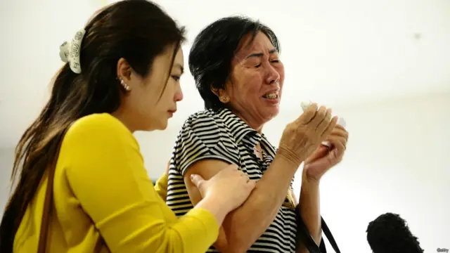 ایئرایشیا کے لاپتہ ہونے والے طیارے میں سوار مسافروں کے رشتے دار سورابایا کے ہوائی اڈے پر۔