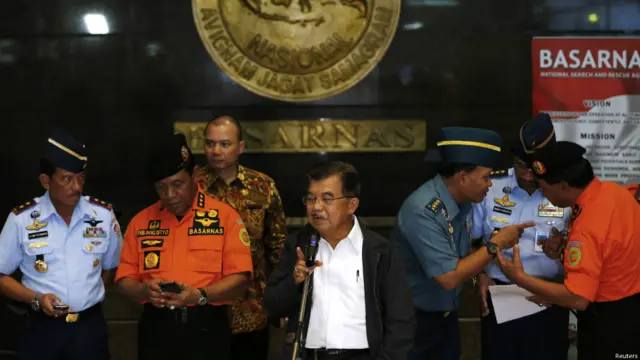 انڈونیشیا کے نائب صدر یوسف کالا (وسط) میڈیا سے گمشدہ طیارے کے بارے میں بات کر رہے ہیں۔