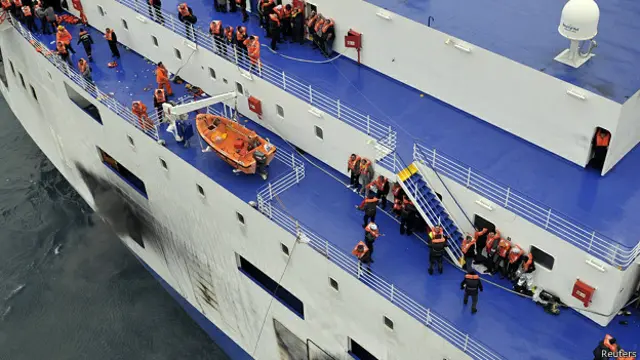 Ratusan penumpang masih menunggu untuk diselamatkan.