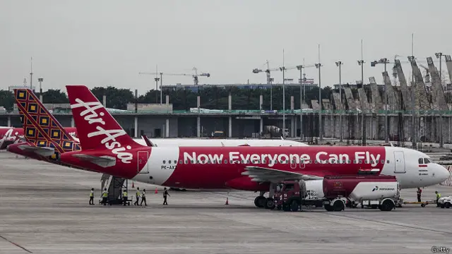 ایئر ایشیا ملائیشیا کی نجی فضائی کمپنی ہے اور اب اس کی سورابایا سے سنگاپور کی تمام پروازیں معطل کر دی گئی ہیں