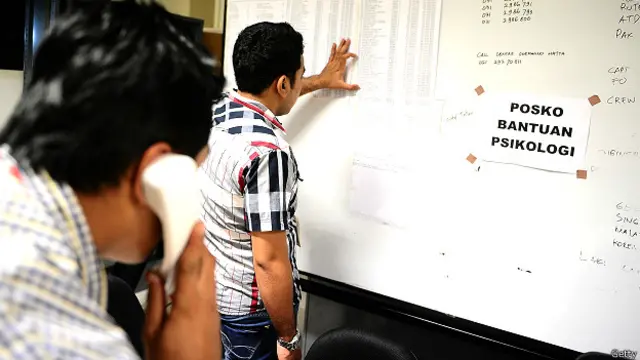 तलाश कार्य में जुटे लोग