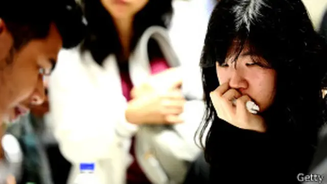 एयर एशिया विमान में सवार लोगों के परिजन