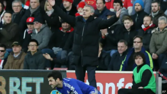 Jose Mourinho berang lantaran wasit tidak memberikan penalti kepada Chelsea.