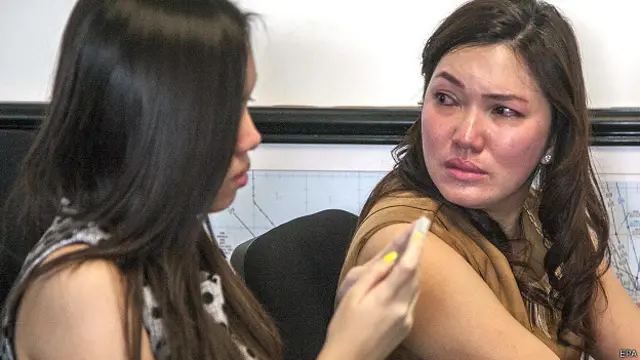 एयर एशिया के लापता विमान में सवार लोगों के परिजन