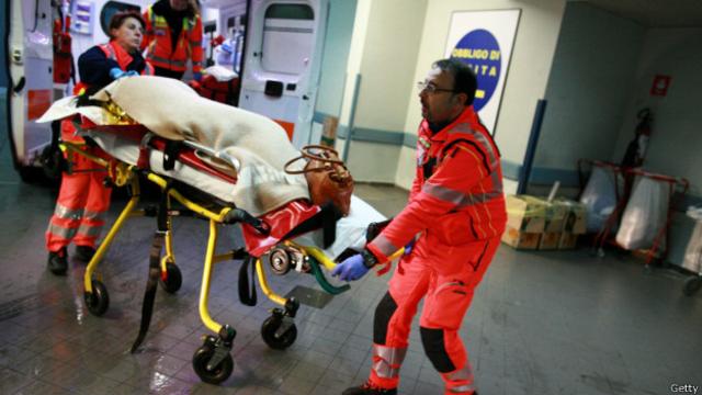 Algunas personas a bordo del ferry fueron hospitalizadas tras ser rescatadas.