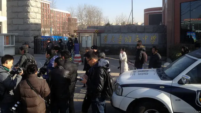 记者被警察封锁线挡在北京清华附中门外（新华社图片29/12/2014）