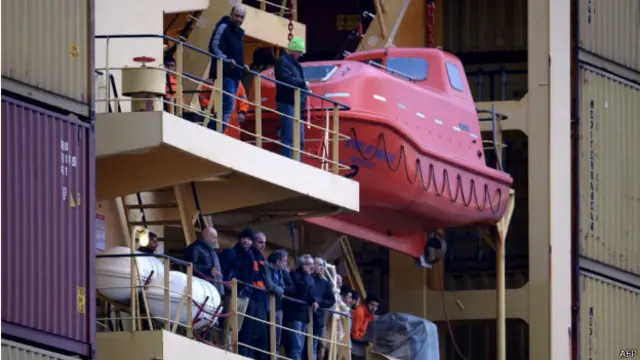 Пассажиры, ждущие эвакуации