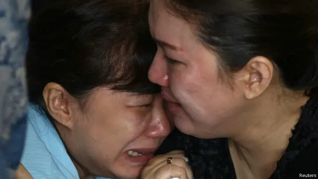 انڈونیشیا اور سنگاپور میں مسافروں کے لواحقین اپنے جذبات پر قابو پانے میں ناکام ہیں