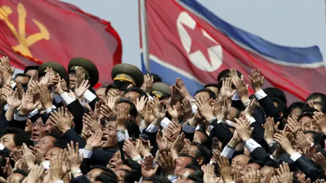 朝鲜平壤一场阅兵式上群众向最高领导人金正恩欢呼（资料图片）