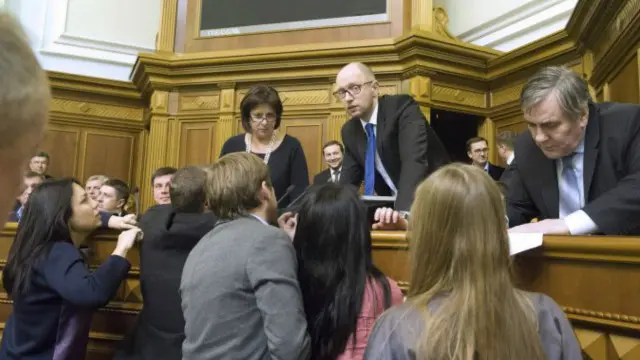 Арсеній Яценюк серед депутатів у Верховній Раді 