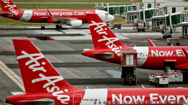 马来西亚吉隆坡国际机场二号航站楼的亚航客机（28/12/2014）