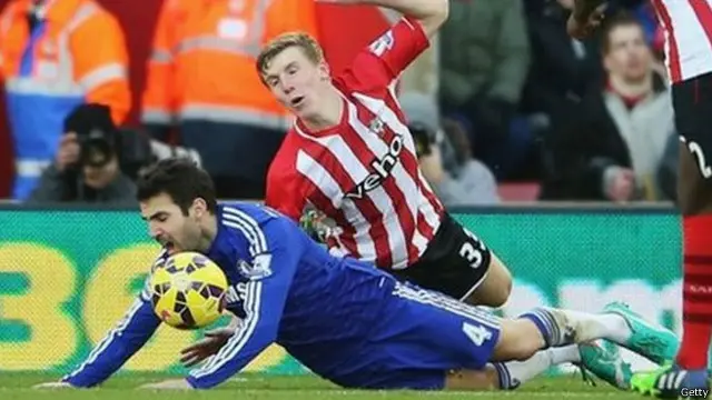 تلقى لاعب خط الوسط سيسك فابريغاس بطاقة صفراء بعد سقوطه داخل منطقة الجزاء في التحام مع مارت تارغيت مدافع فريق ساوثهامبتون