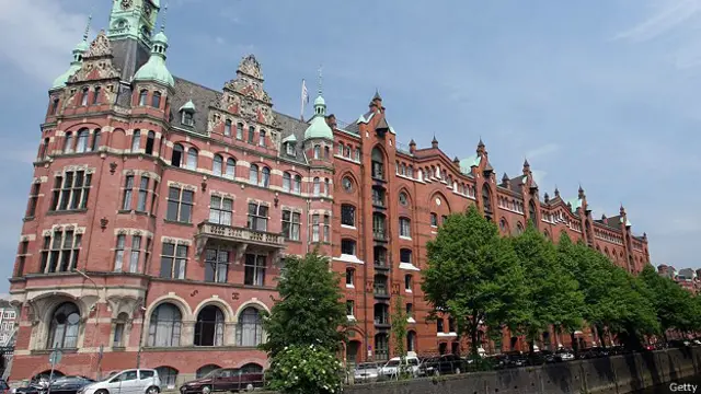 Голубое небо над кирпичными зданиями Гамбурга