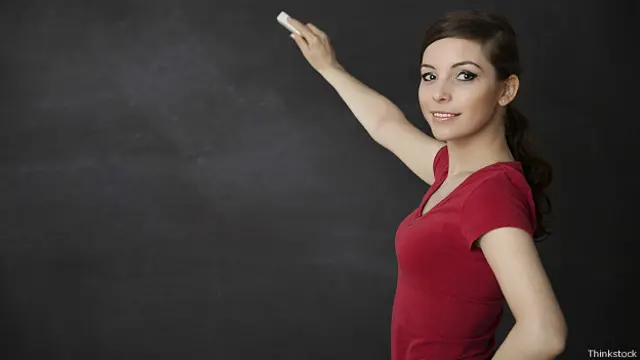 Девушка пишет мелом на доске