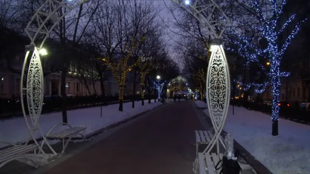 Житель Германии Сергей Цимбулов запечатлел новогоднюю иллюминацию на Бульварном Кольце в Москве