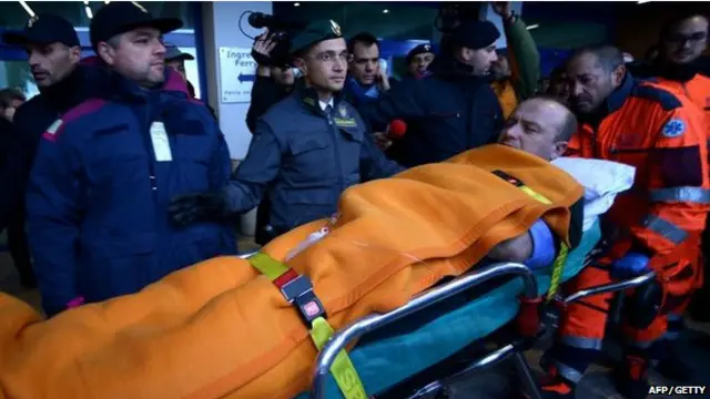 Спасатели и пассажир на носилках