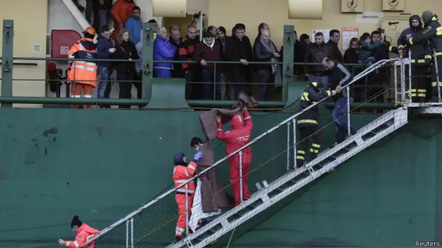 کشتی پر سوار اکثر افراد یونانی ہیں