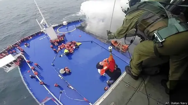 اطالوی بحریہ کا کہنا ہے کہ اب صرف کشتی کا کپتان اور عملے کے چار دیگر ارکان کشتی پر بچے ہیں۔