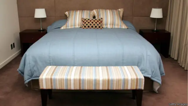 Двуспальная кровать